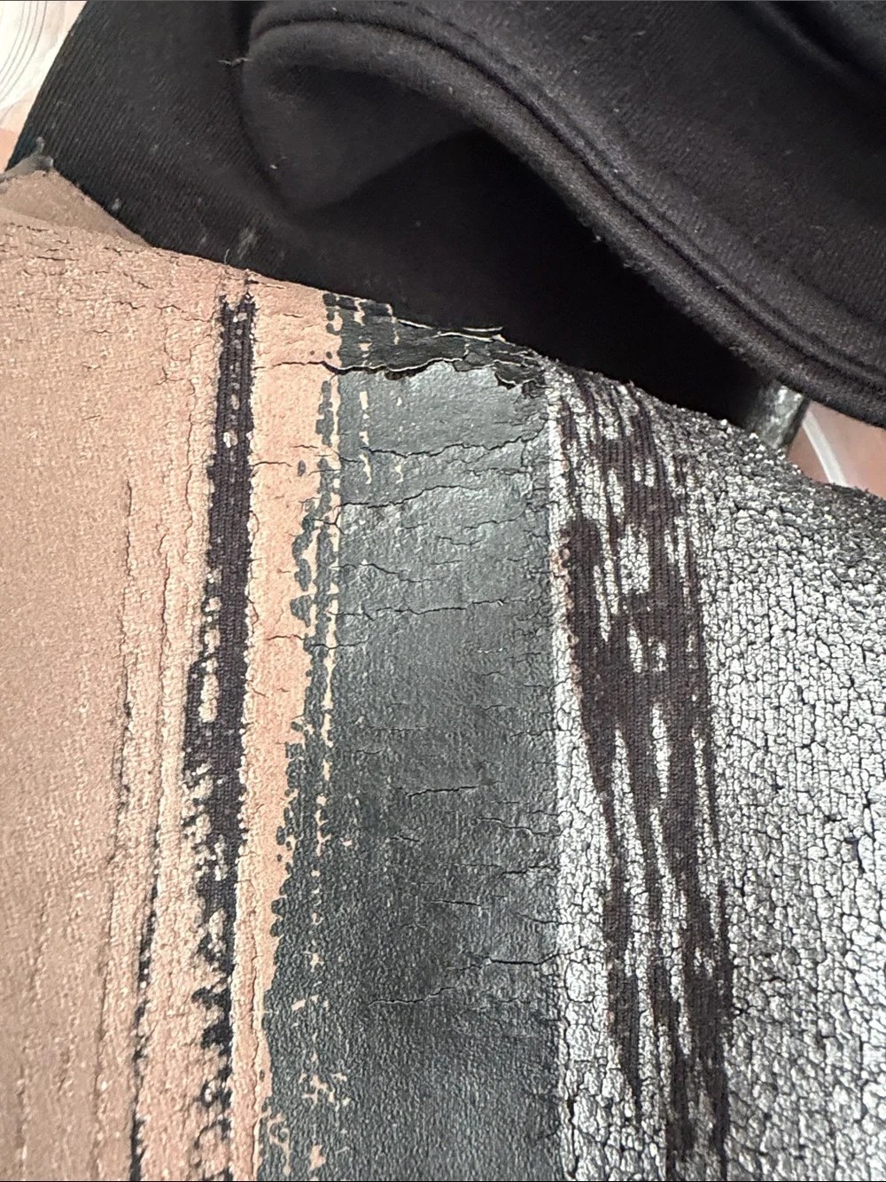 GUC!  ALO Black Women's Athletic Leggings with Metallic Brush-Stripe Detail